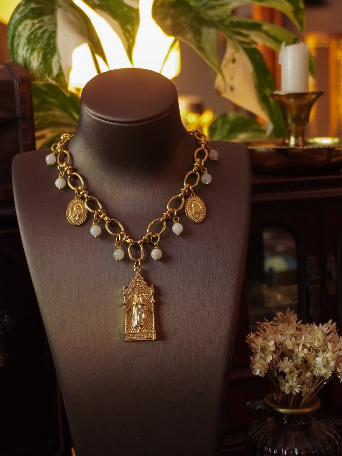 Collier « Holy Mary » 🙏🏽 • Doré • Pierre de lune beige