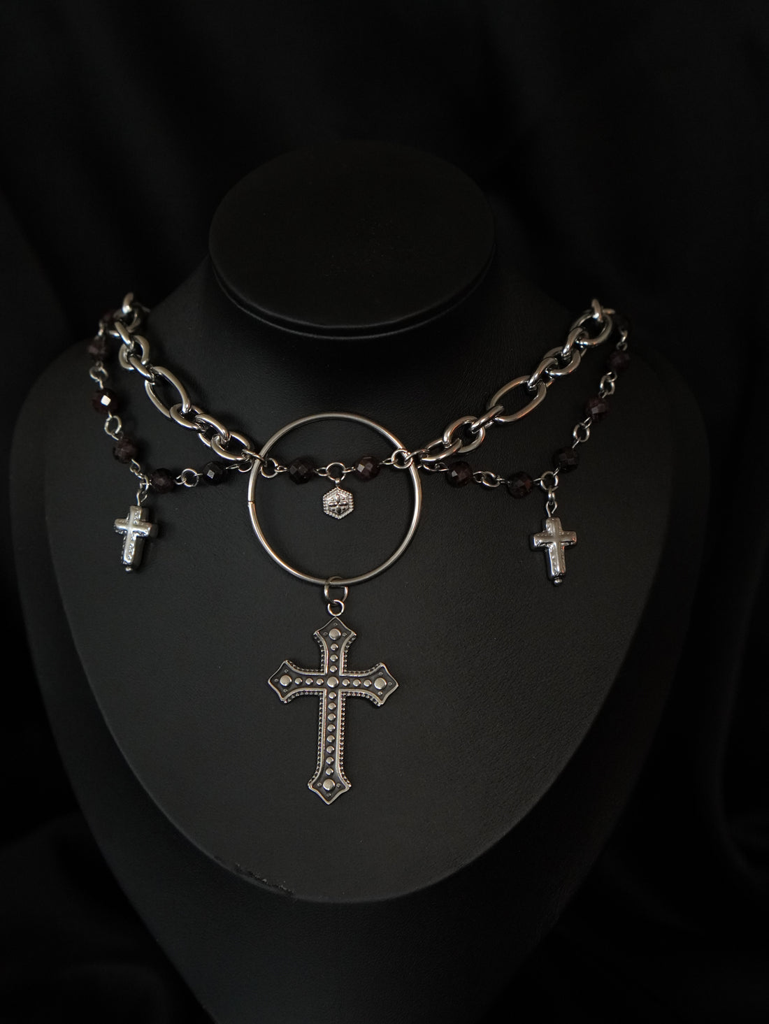 Collier « Have mercy on me » ✝️ • Argenté • Grenat rouge