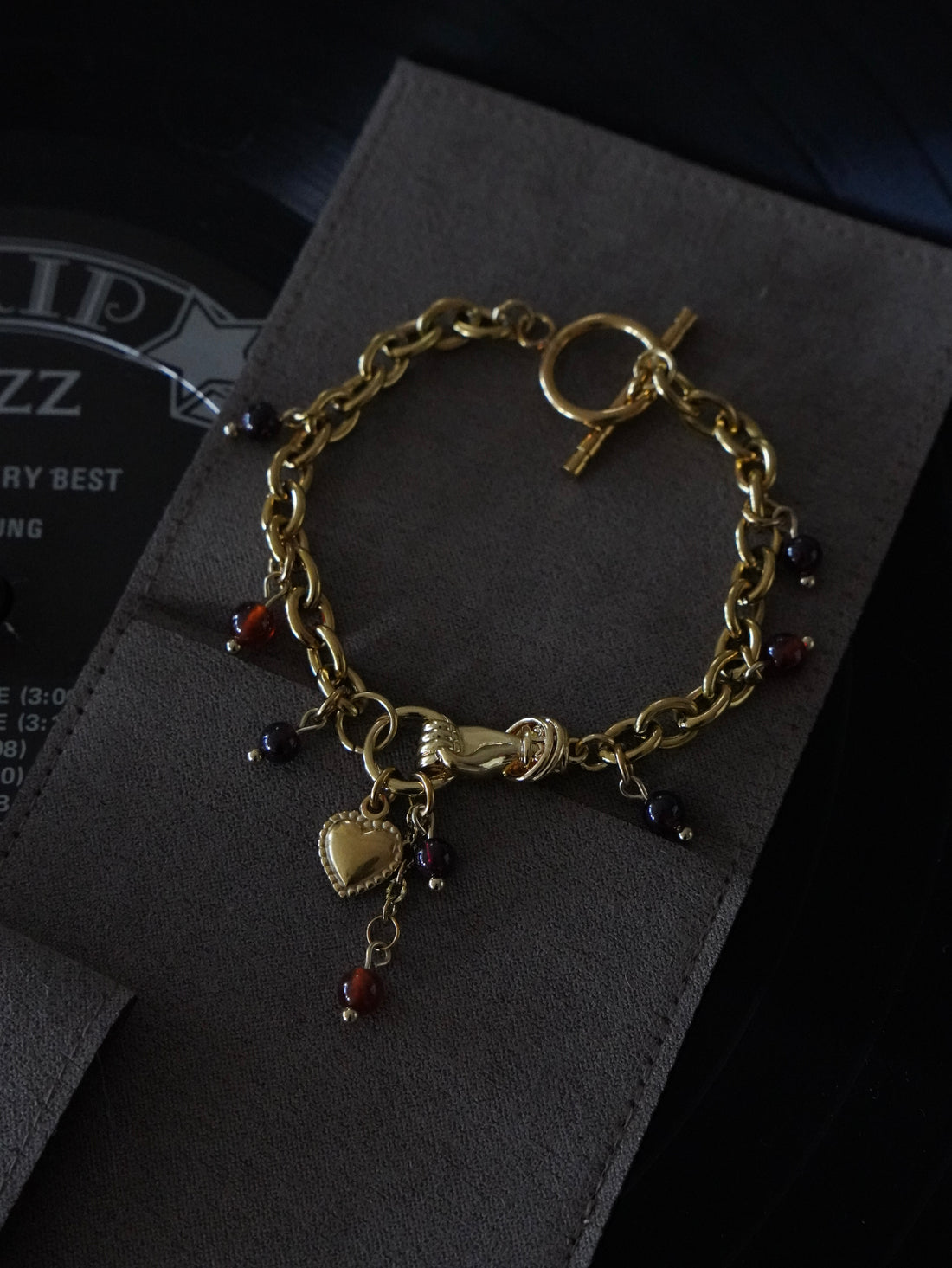 Bracelet «Hand of mercy » • Grenat