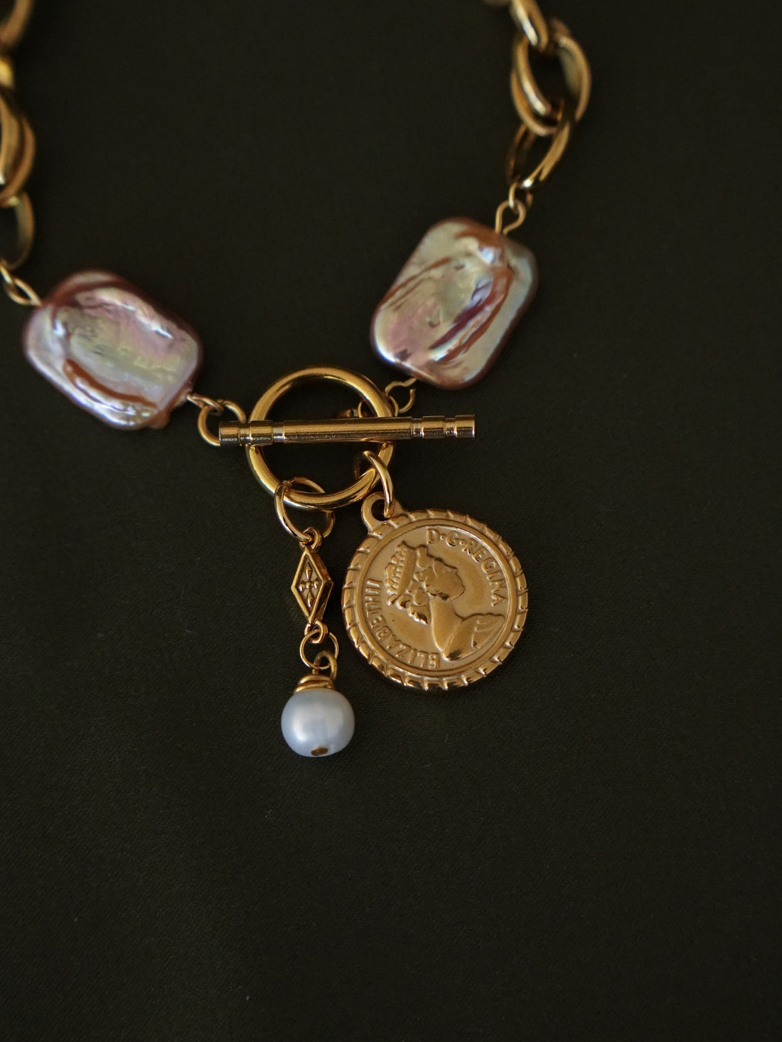Bracelet « The rosebourne Heirloom » 🕯️🪙 • Doré • Perle de Nacre