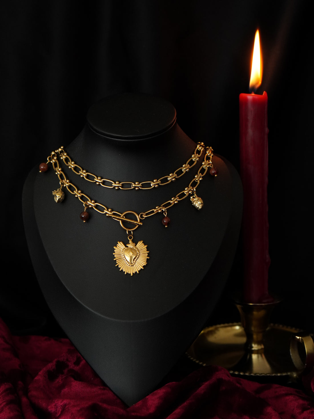 Collier double ras de cou avec symboles coeur style alternatif