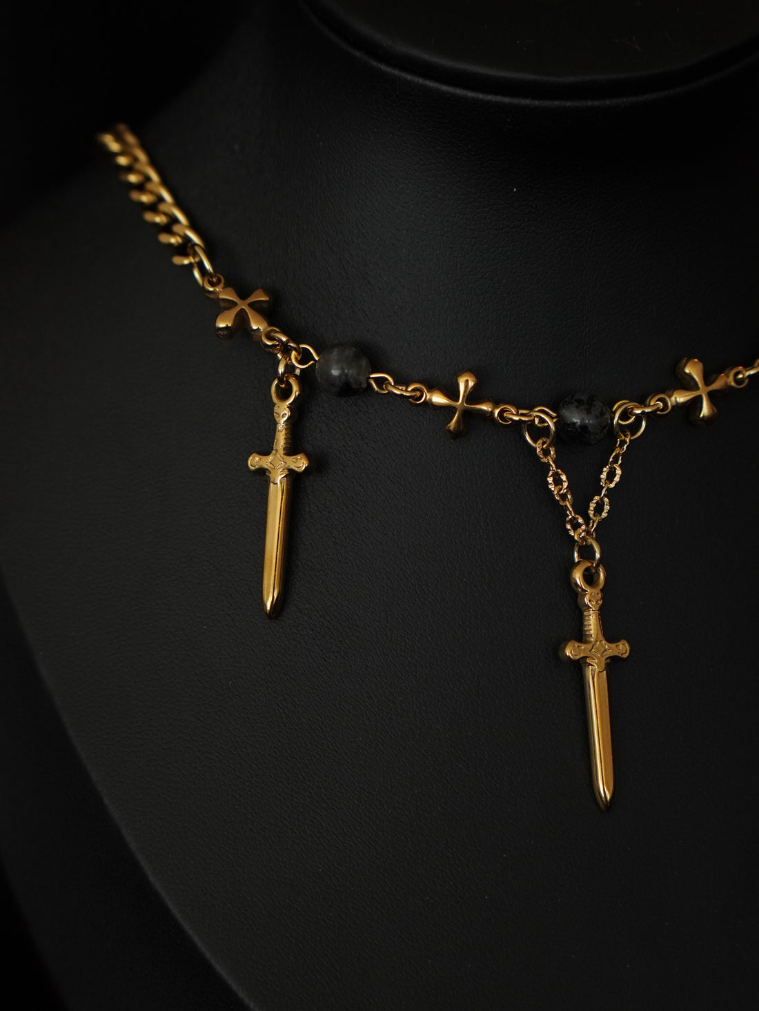 Collier "The knight’s vow" - Acier inoxydable - Plaqué or 18ct - Perles larvikite