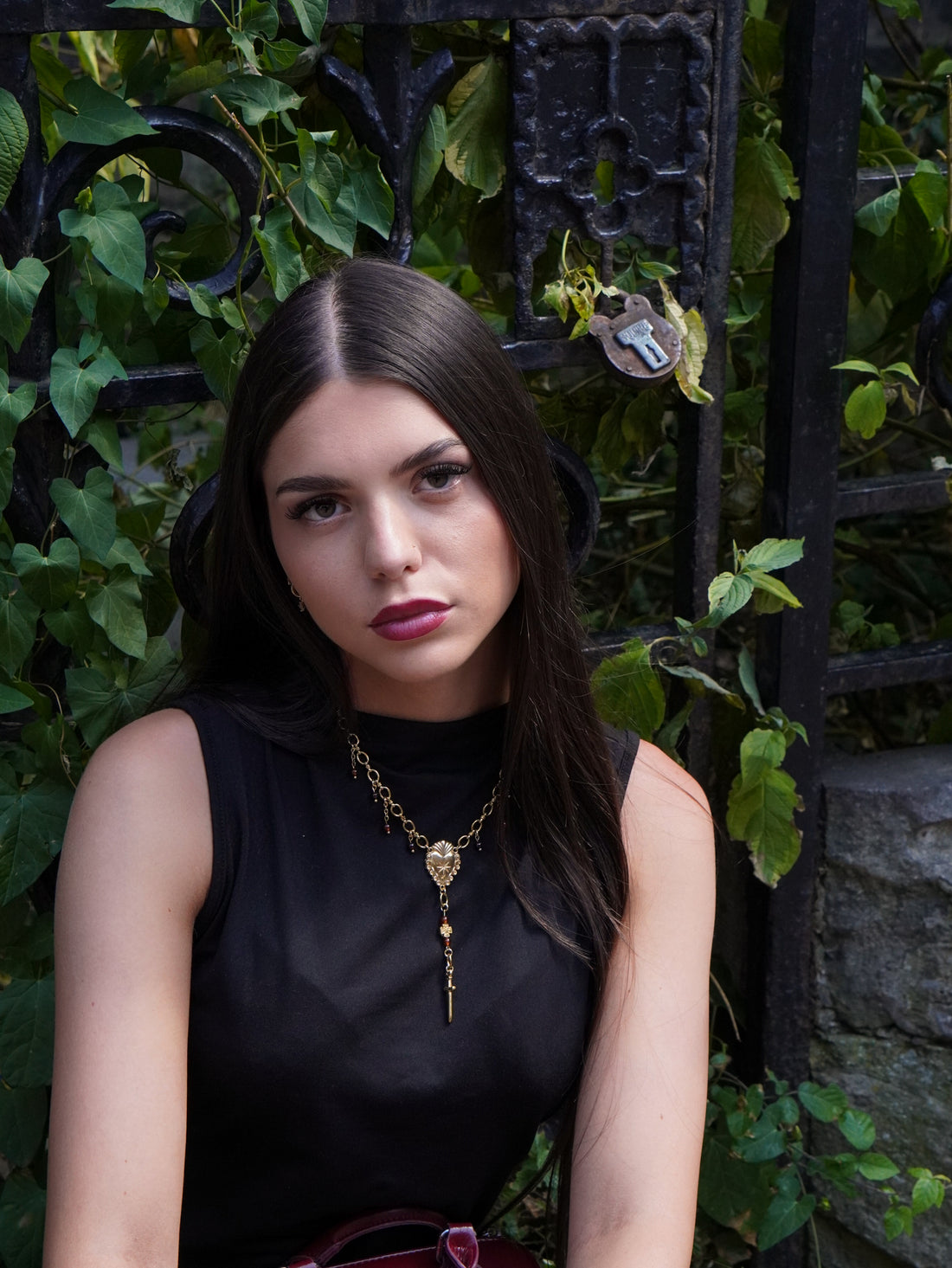 collier porté sur mannequin style alternatif 