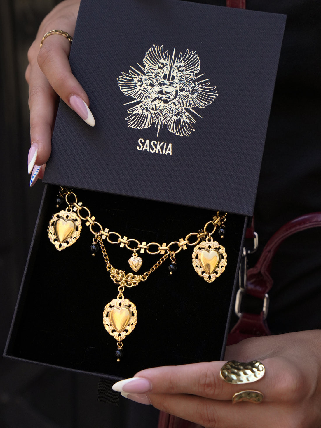 collier maximaliste avec 3 coeurs et perles noires 