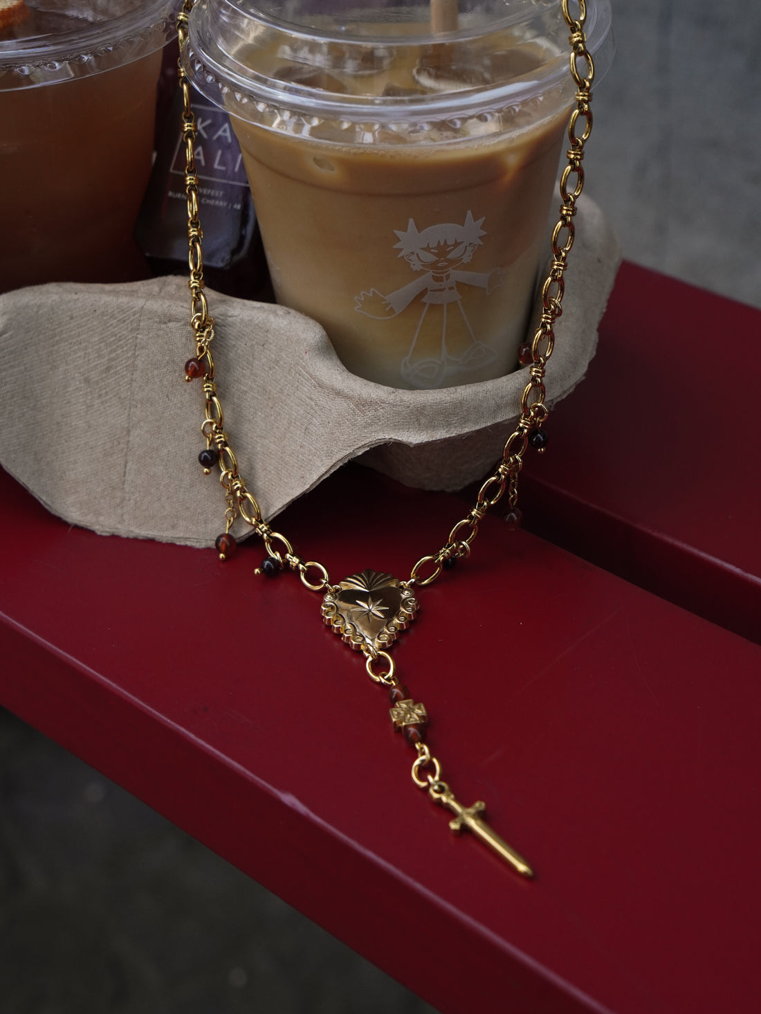 image collier mise situation avec café glacé style alternatif 