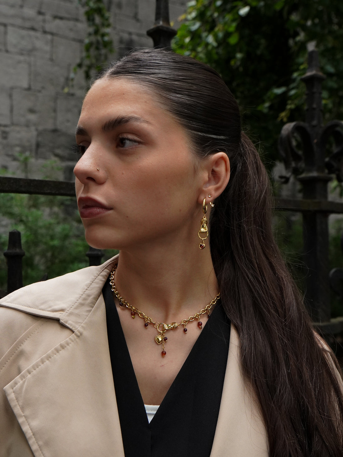 collier style alternatif porté par mannequin 