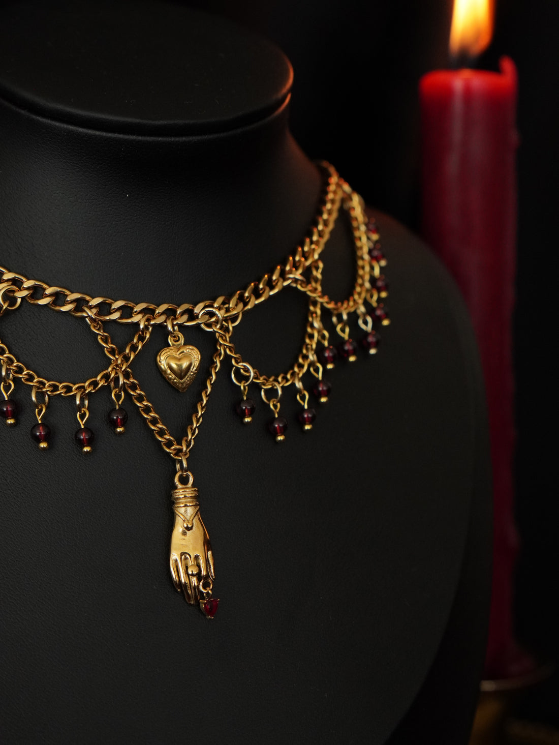 collier style maximaliste perles grenat rouge 
