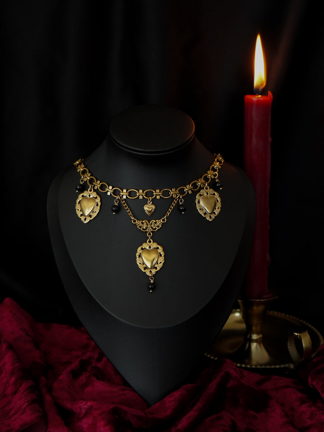bijoux dore style alternatif sur buste de présentation
