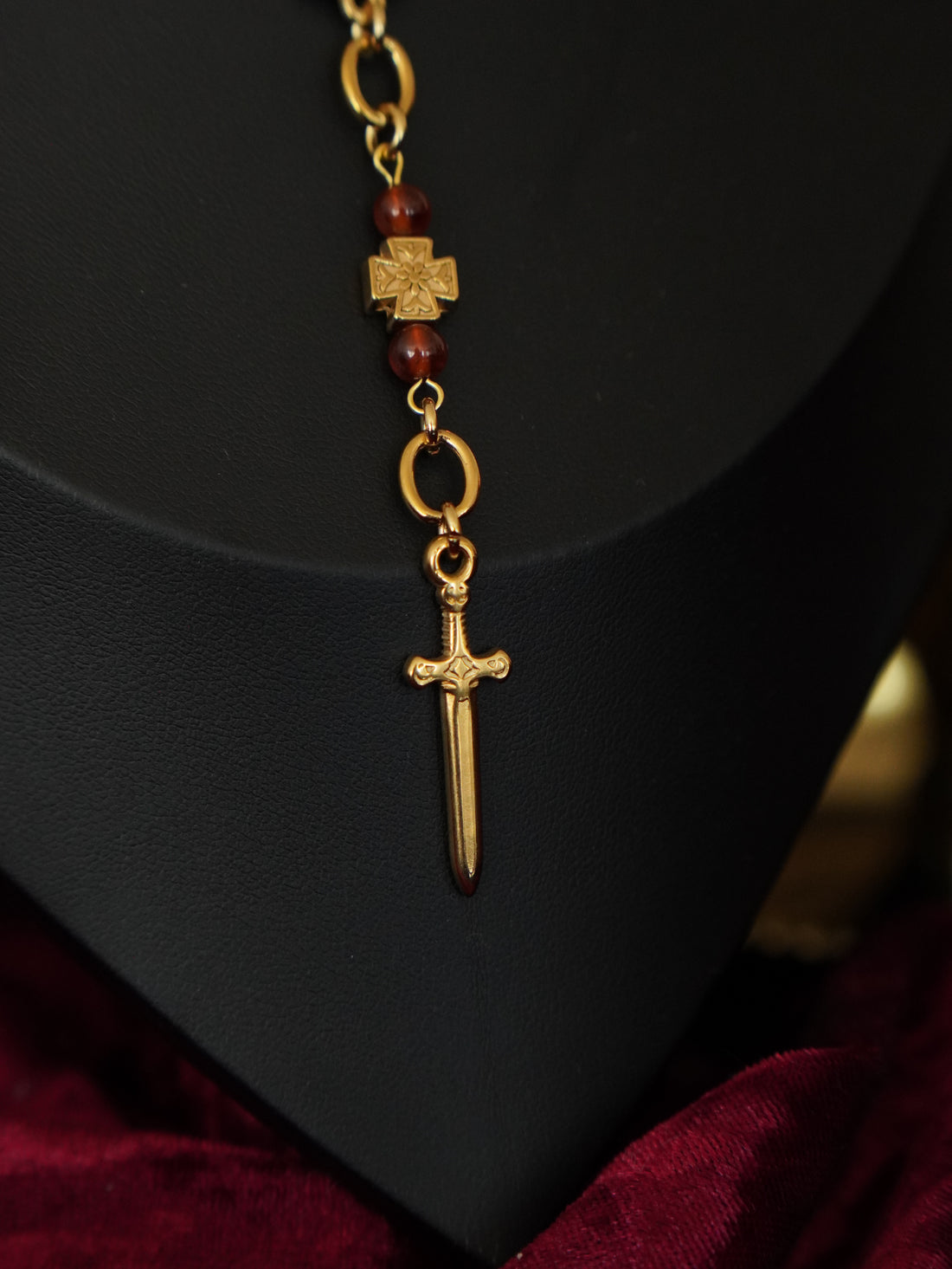 détails collier Saskia avec épée sur buste
