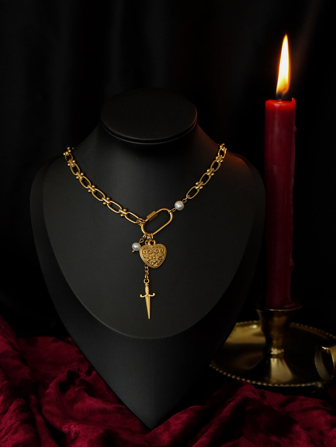 collier maximaliste chaine dorée avec perles et épées 

