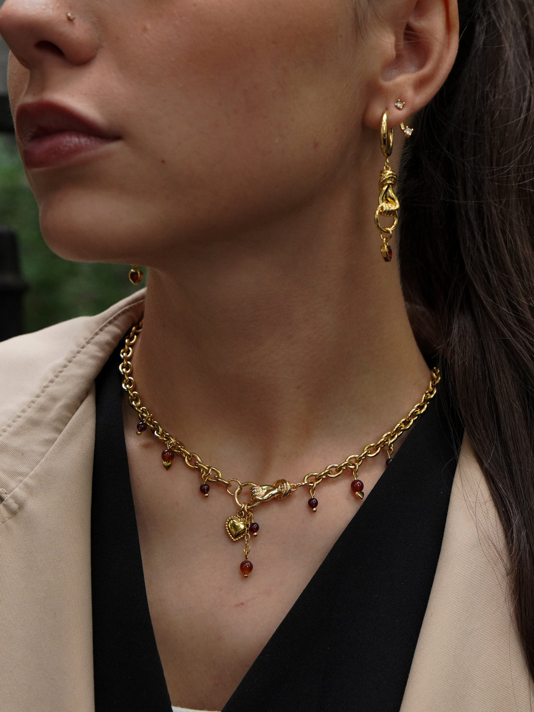 plan rapproché sur mannequin bijoux alternatifs portés 