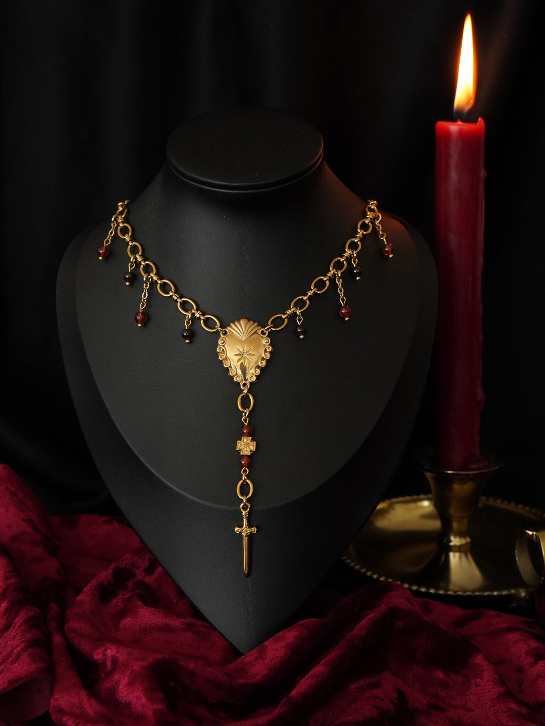 collier doré fait main inspiration chapelet coeur sacré et épée 