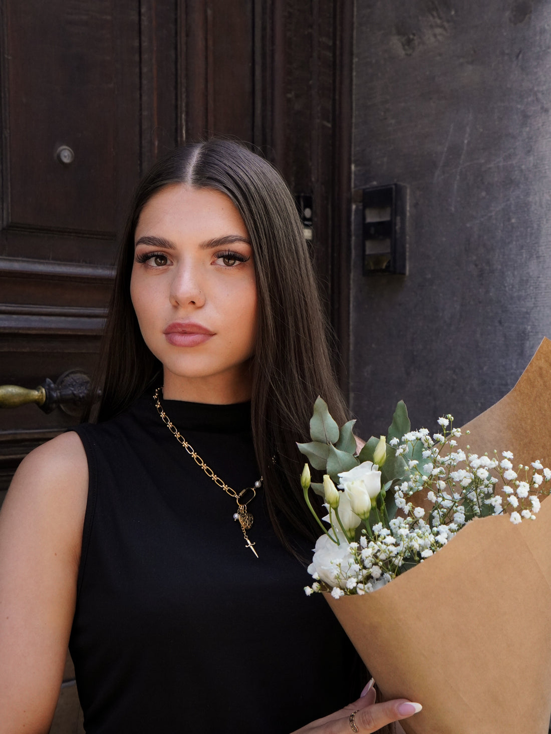 Saskia collier style romantique porté avec bouquet fleurs 
