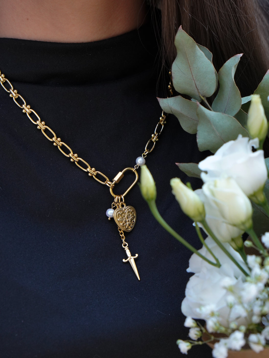 collier porté avec détails coeurs et fleurs 