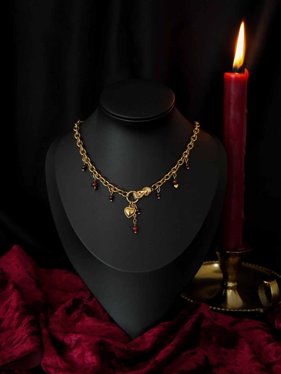 collier doré style soft Goth avec pierre fines  de grenat 