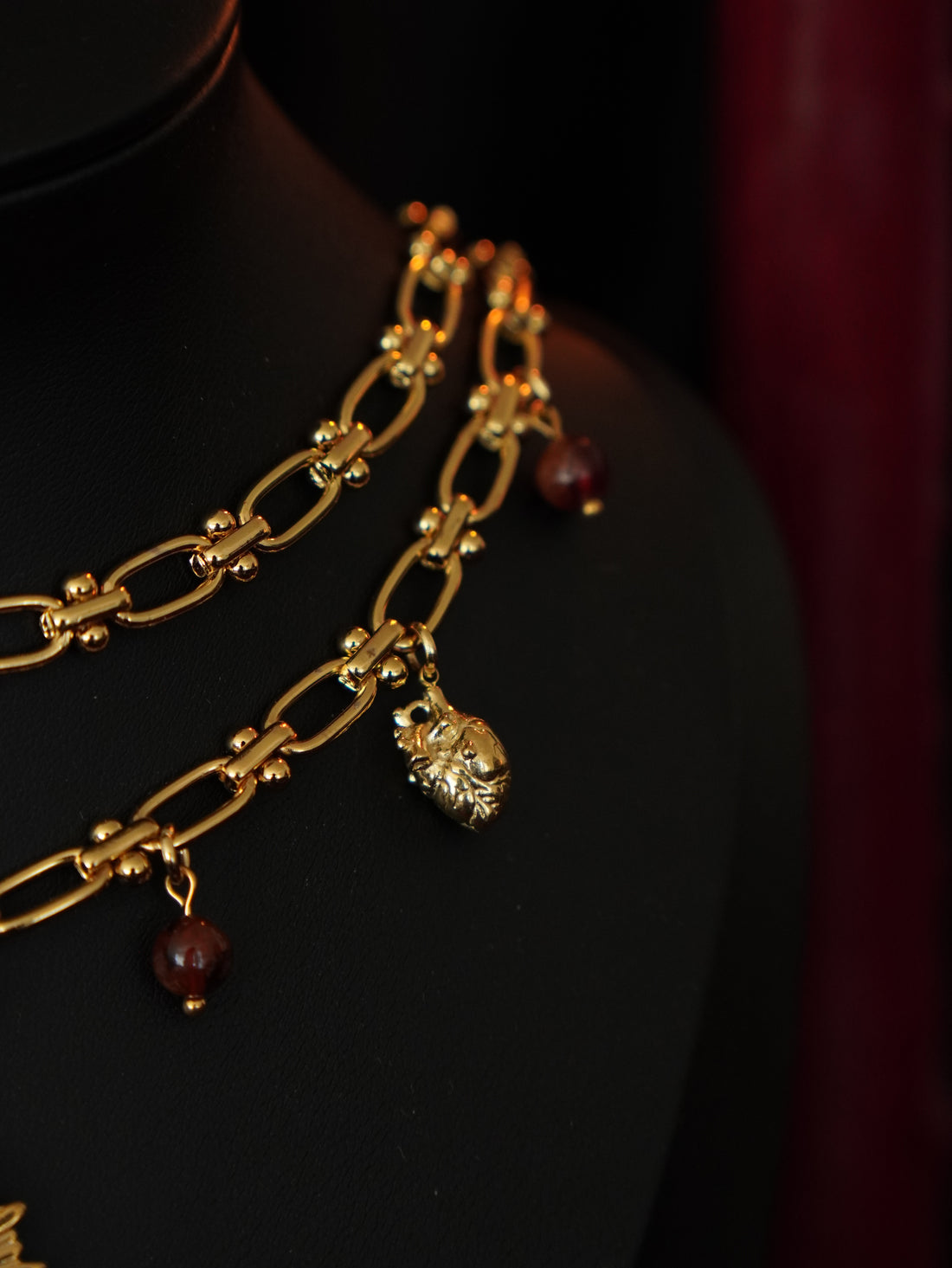 détail collier style gothique symbole coeur 