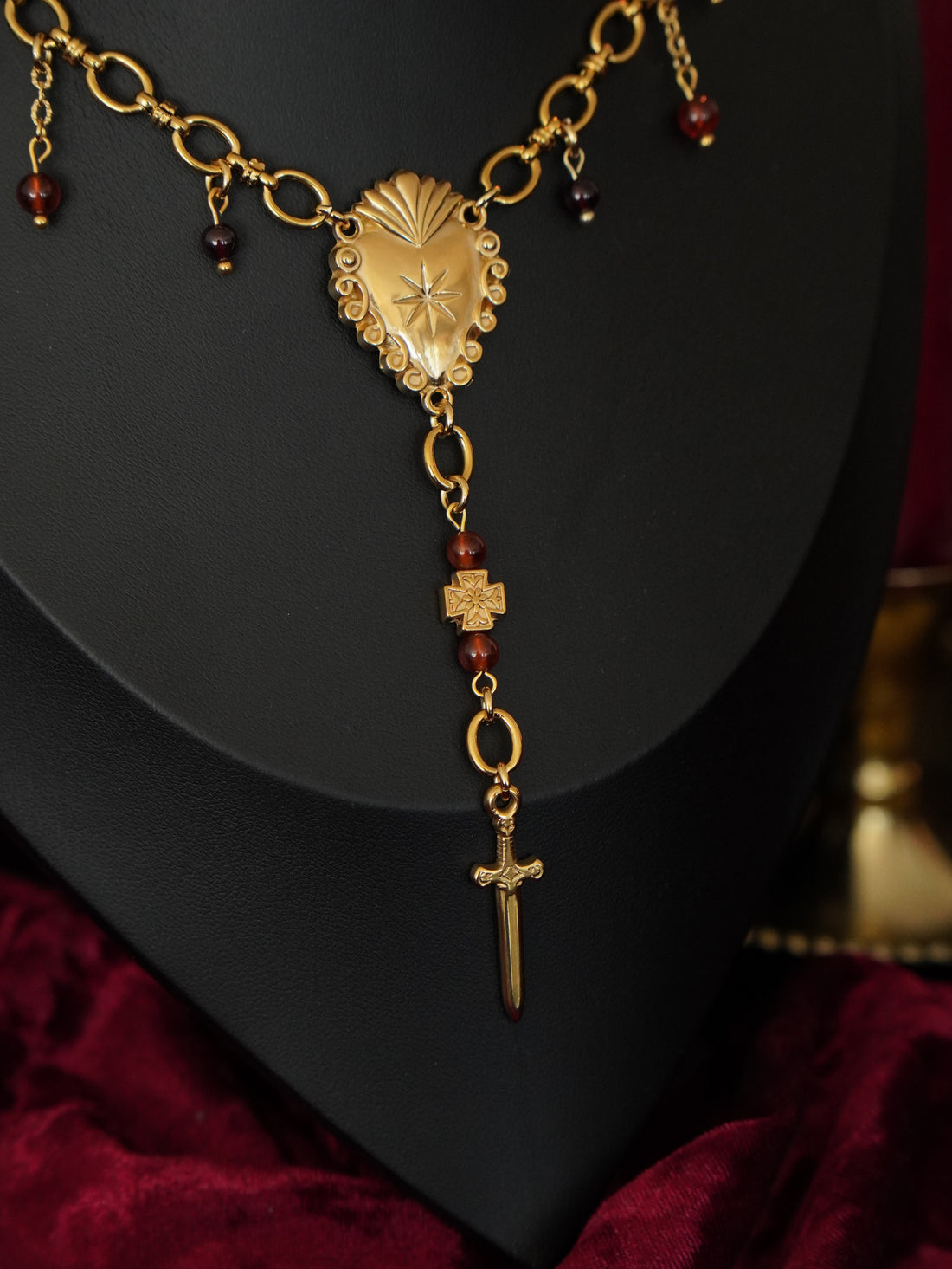 détails produits collier coeur sacré et épée 